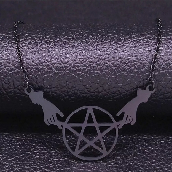🆕️🆑️ Witches Hands Holding A Perfect Pentacle Necklace - Picture 2 of 8